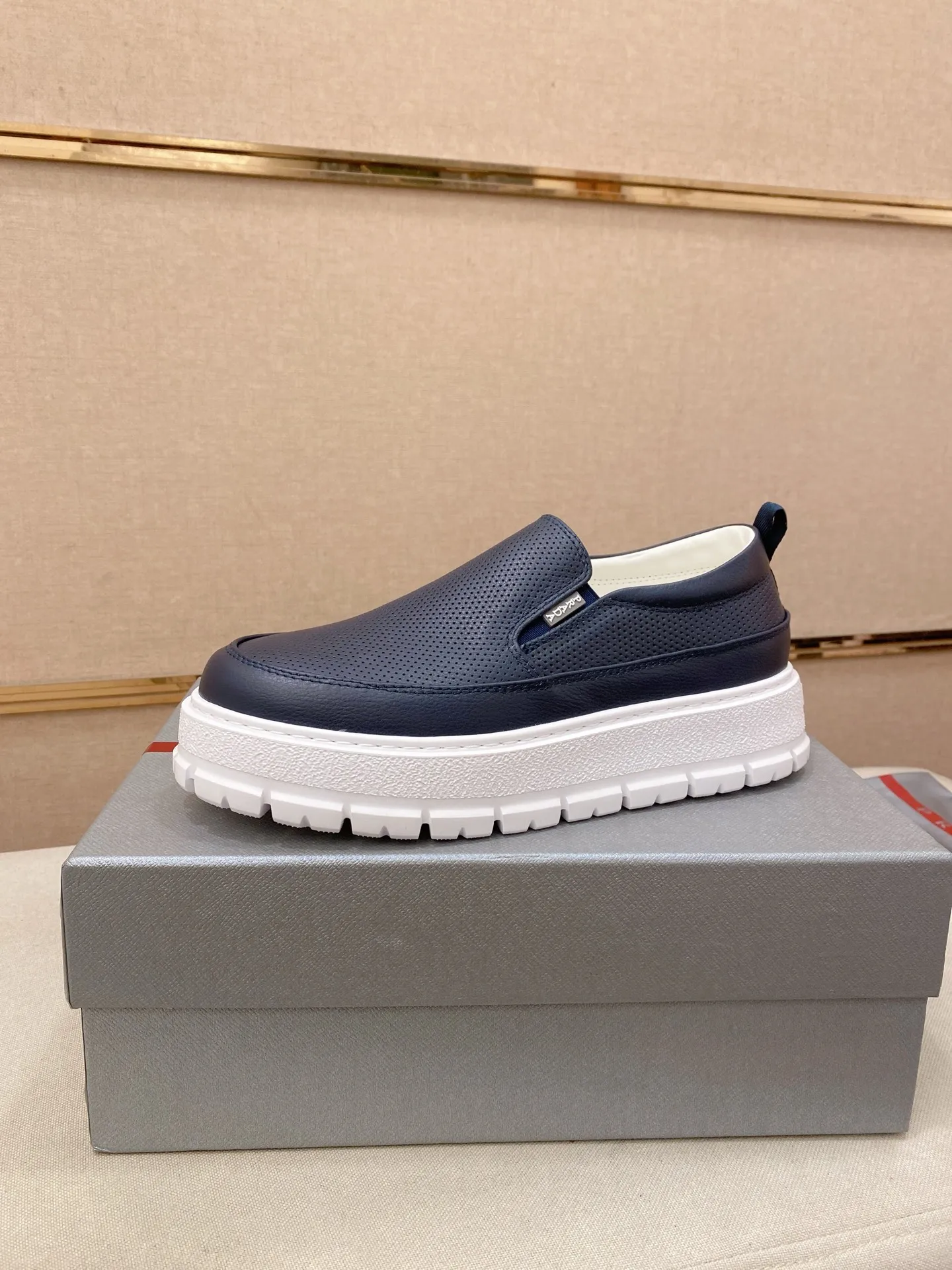 Men's shoes 💰 580💰 ✔️✔️✔️High version High-quality new PRADA (Prada) counters are launched simultaneously, new men's shoes, 😘fabrics are selected from first-layer cowhide fabrics. Lining: Imported cowhide leather lining. 👍🏿High-end☄️Open-molded non-slip rubber outsole, exquisite lines, simple and elegant, comfortable and high-end for leisure travel. Code number: 38 to 45